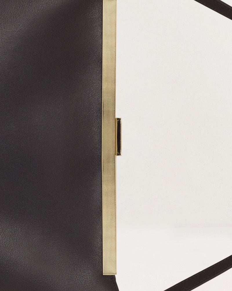 Kassandre Eileen computer bag in black cow leather with gold striped metal frame, detail view