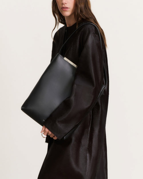 Kassandre Eileen computer bag in black cow leather with gold striped metal frame, video